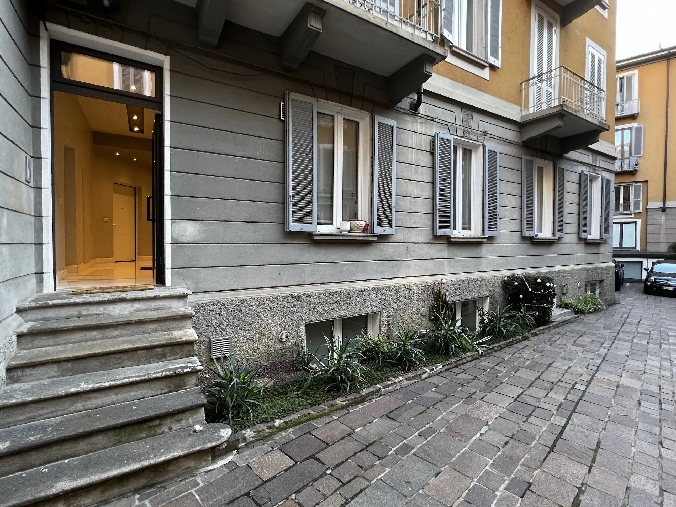 Milano, Via della Moscova 27 — corte
